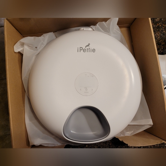 iPettie Donuts Frost 6 Meal Cordless Automatic Pet Feeder - Picture 8 of 12